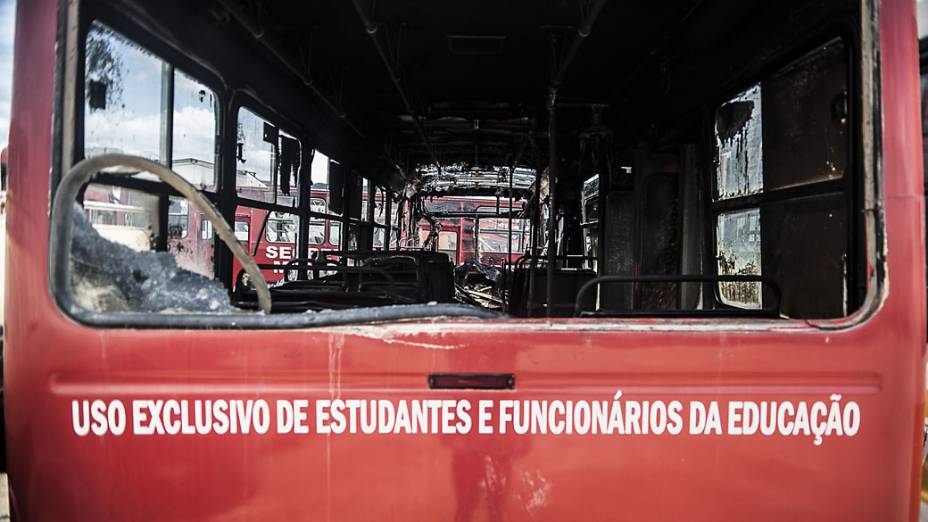 Três ônibus utilizados para transporte de estudantes incendiados no pátio da prefeitura de Itajaí, em Santa Catarina