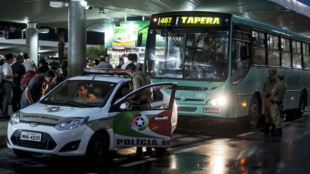 Ônibus saem do Terminal Central de Florianópolis com escolta policial após onda de violência em várias cidades de Santa Catarina
