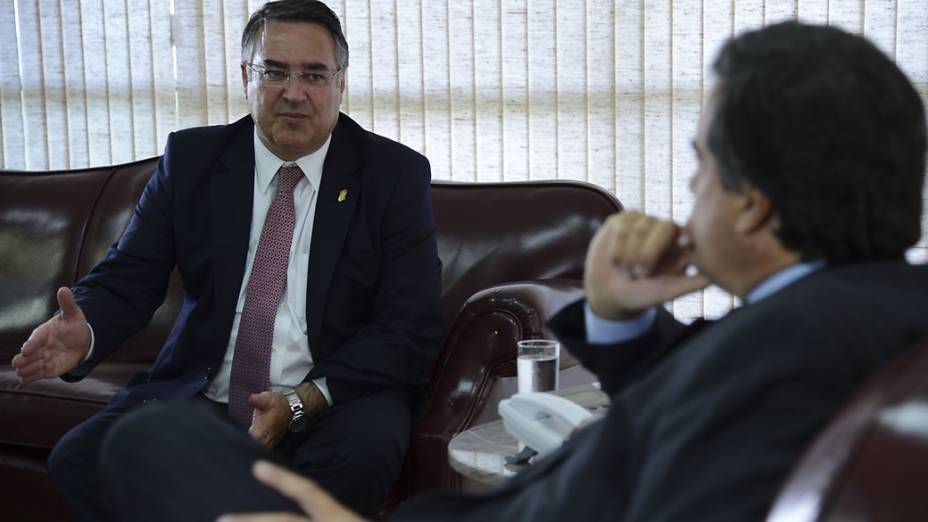 O governador de Santa Catarina, João Raimundo Colombo, se reúne com o ministro da Justiça, José Eduardo Cardozo em Brasília para negociar transferência de presos e liberação de recursos