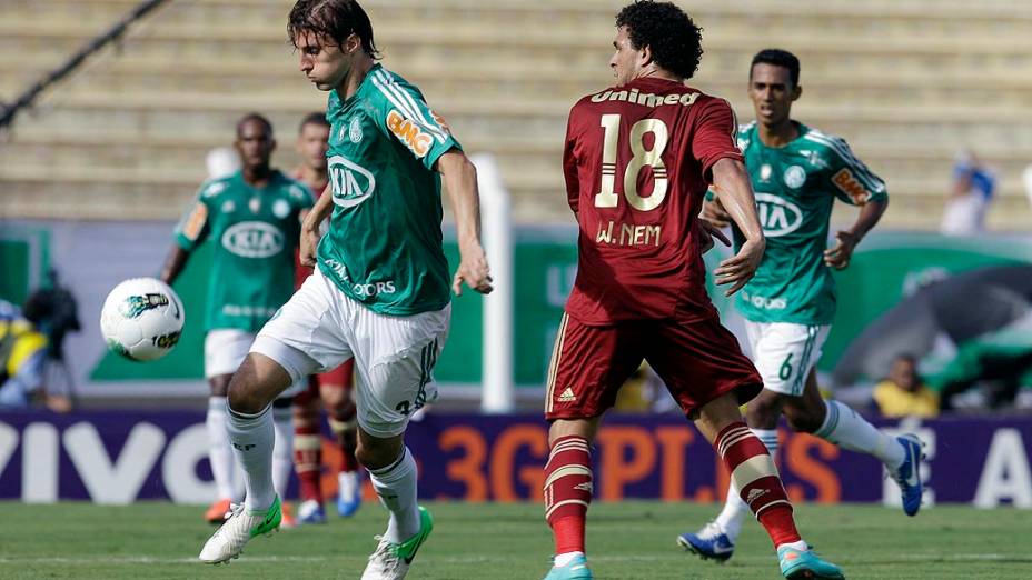 Henrique, do Palmeiras e Wellington Nem, do Fluminense, durante partida válida pelo Campeonato Brasileiro de Futebol 2012