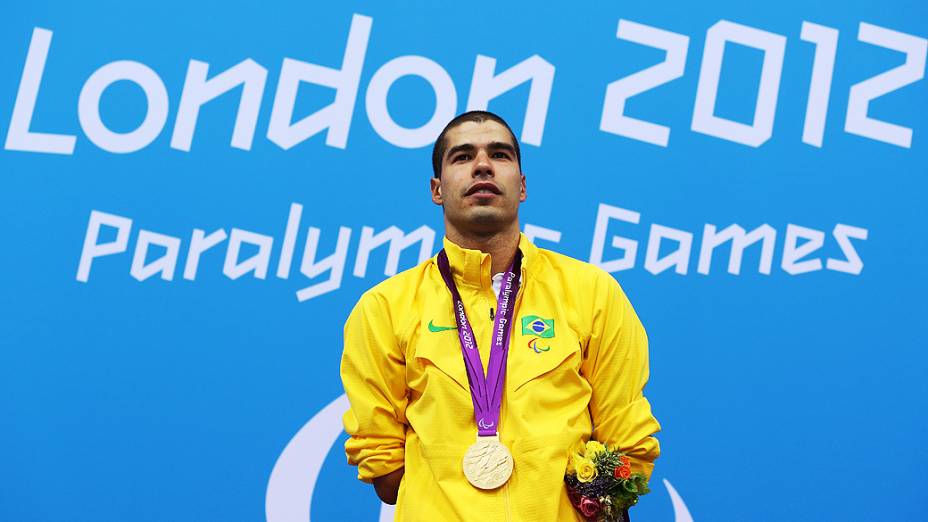 O brasileiro Daniel Dias com a medalha de ouro, na conquista nos 100 m peito, na categoria SB4 em Londres
