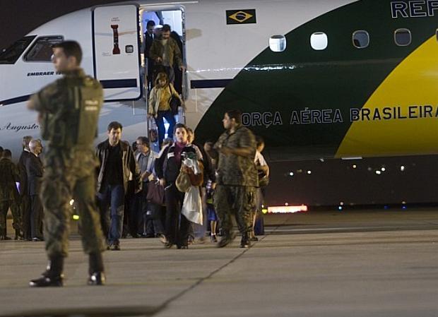 Grupo de brasileiros resgatados desembarca em São Paulo