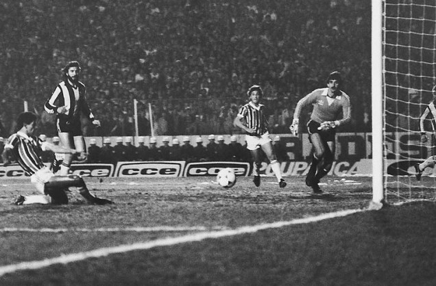 Na imagem, o gremista Caio marca o primeiro gol da vitória por 2 a 1 do Grêmio contra o Peñarol, em 1983.