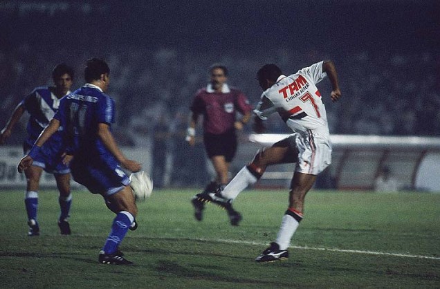 Em 1994, o São Paulo era bicampeão da Libertadores da América e disputou uma final pela quarta vez. Mas perdeu o titulo para o Vélez Sársfield, da Argentina.