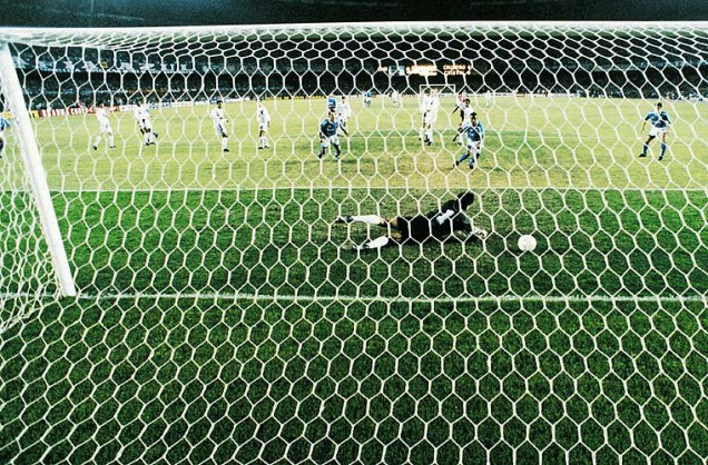 Erivélton, do Cruzeiro, marca um gol contra o Sporting Cristal, na final de 1997, quando a equipe brasileira conquistou o bicampeonato.