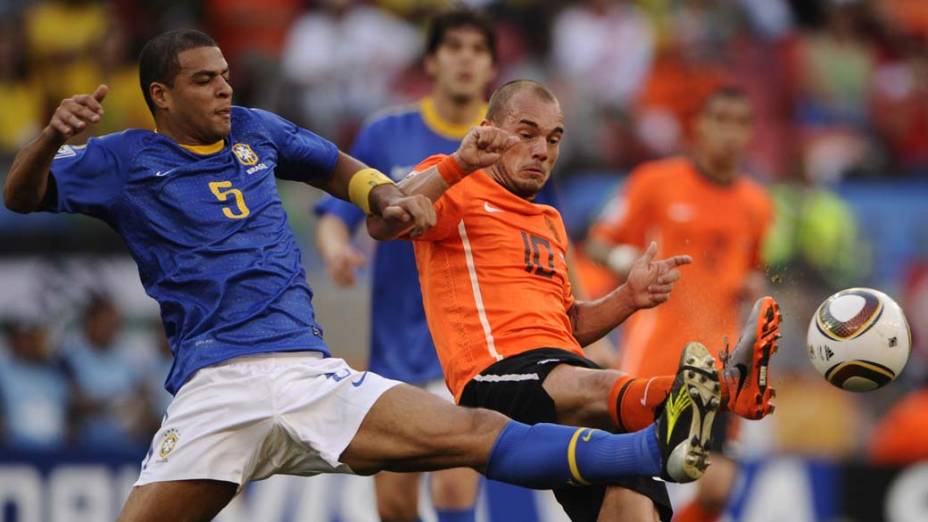 Felipe Melo e Wesley Sneijder disputam bola