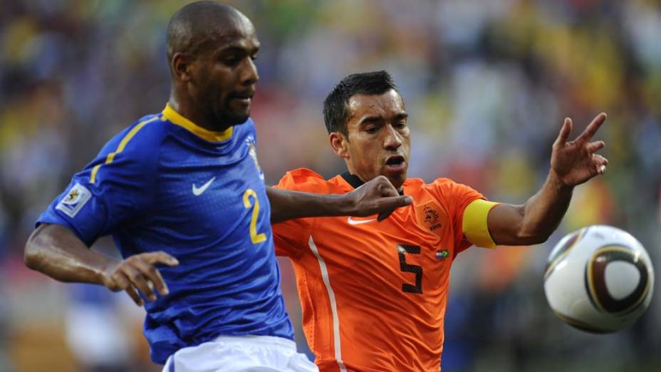 Lance entre o zagueiro brasileiro Maicon e o holandês Giovanni van Bronckhorst