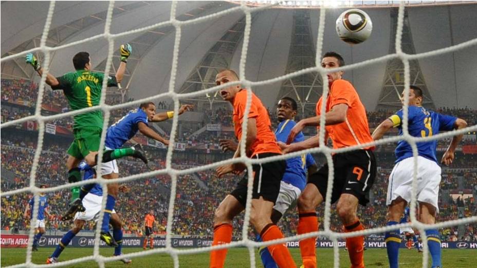 Jogadores da Holanda observam o gol contra marcado por Felipe Melo