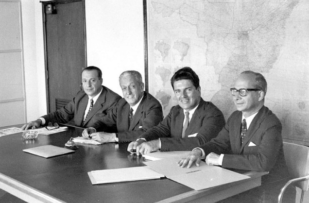 A diretoria da Companhia Urbanizadora da Nova Capital do Brasil (Novacap) reunida em escritório no Rio de Janeiro, c. 1956/1958. Da esquerda para a direita: Íris Meinberg, Israel Pinheiro, Bernardo Sayão e Ernesto Silva.