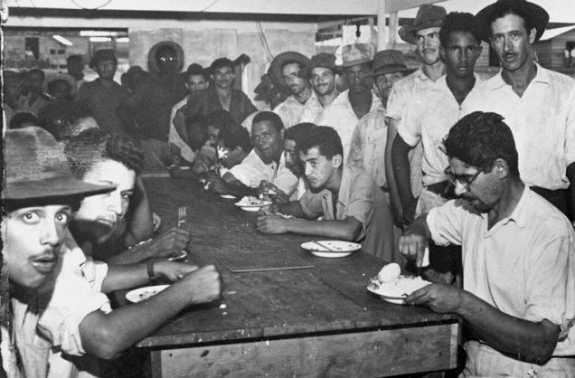 Trabalhadores em restaurante do Serviço de Alimentação da Previdência Social (SAPS) em Candangolândia, c. 1958/ 1959. O núcleo urbano, que a princípio seria desfeito, acabou virando uma cidade-satélite.
