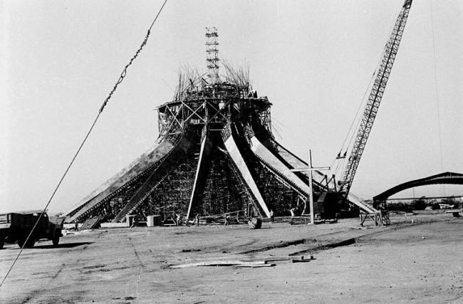 brasilia-construcao-11-gde-original.jpeg A Catedral de Brasília em construção, em 1960. Ela só seria inaugurada em 1970.