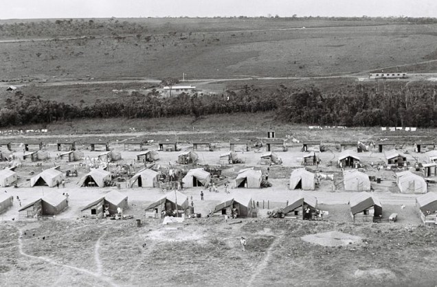 Acampamentos operários na Lonalândia, que mais tarde viria a ser chamada de Candangolândia, em setembro de 1958.