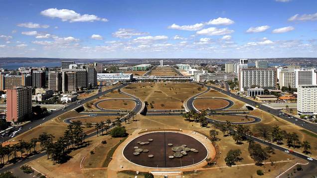 Os edifícios da Esplanada dos Ministérios foram projetados pelo arquiteto Oscar Niemeyer