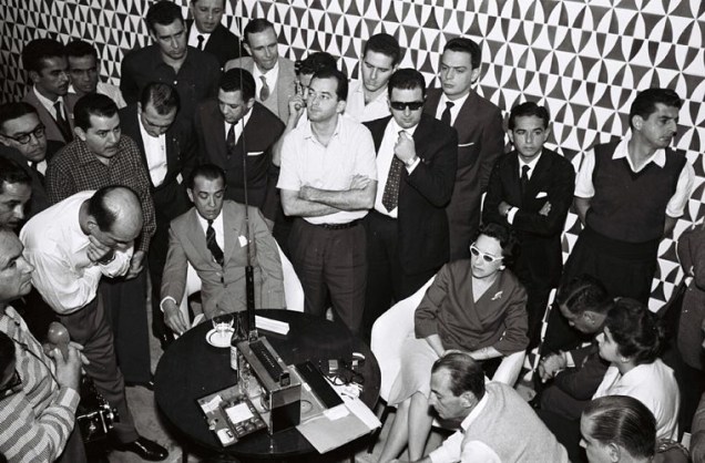 JK (sentado, à esq.) ouve, em Brasília, a transmissão radiofônica da final entre Brasil e Suécia na Copa do Mundo de 1958.