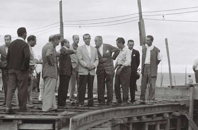 Oscar Niemeyer, JK e Israel Pinheiro (os três ao centro) inspecionam obras, em dezembro de 1958.