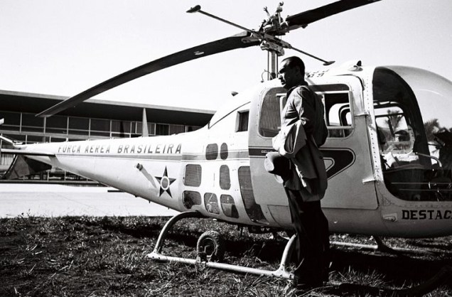JK chega ao Palácio do Planalto em helicóptero da Força Aérea Brasileira (FAB), c.1958/ 1960.