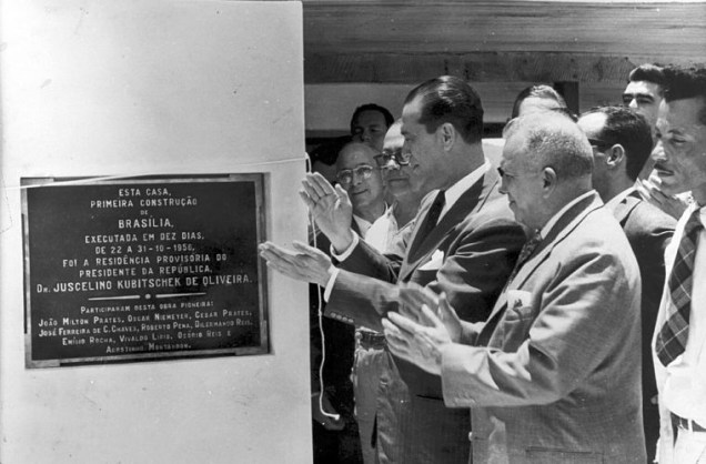 JK inaugura placa em homenagem aos construtores do Catetinho, em 1958. O edifício foi o primeiro a ser erguido em Brasília, em apenas dez dias.