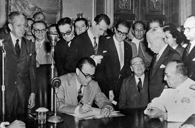 Em outubro de 1957, no Rio de Janeiro, JK assina a lei que fixa em 21 de abril de 1960 a data da mudança da capital para Brasília.