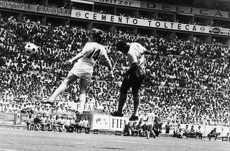 Pelé disputa a bola com Labone, durante a Copa de 1970, no México.