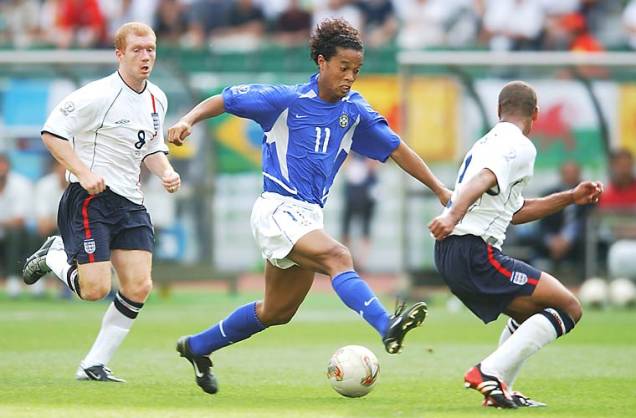 Ronaldinho Gaúcho dribla os ingleses no Mundial de 2002. O Brasil ganhou de virada por 2 a 1.