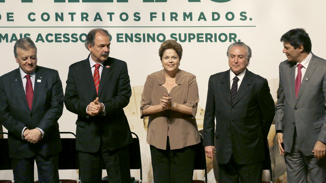 Dilma Rousseff na quinta-feira em São Paulo: afagos a Fernando Haddad (à direita), prefeito da capital e vitrine da gestão petista no estado