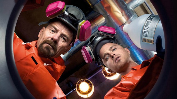 Os personagens Walter White (Bryan Cranston, à esq.) e Jesse Pikman (Aaron Paul) produzem metanfetamina em episódio da quarta temporada de Breaking Bad
