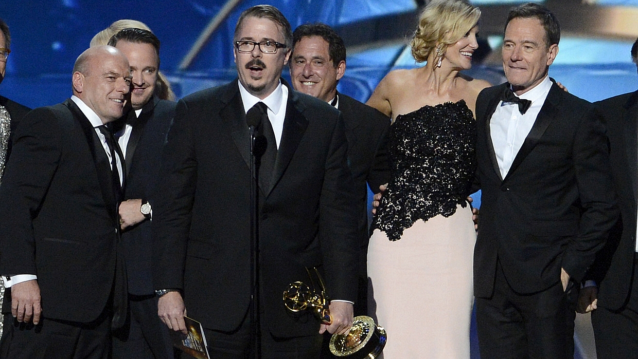 Elenco de 'Breaking Bad', com o criador da série Vince Gillian à frente, recebe o Emmy de melhor série dramática