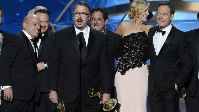 Elenco de Breaking Bad com o criador da série, Vince Gillian, à frente, recebe o Emmy de melhor série dramática