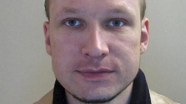 Breivik em sua primeira audiência pública