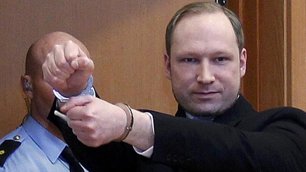"Não aceito a prisão. Exijo ser libertado imediatamente", disse Breivik no tribunal