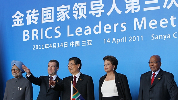 Presidentes de Índia, Rússia, China, Brasil e África do Sul participam de encontro em Sanya, na China.