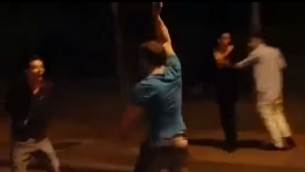 Cinco pessoas, sendo dois policiais e três jovens de 18 e 19 anos, brigaram no último domingo em frente à boate Garota Carioca, em Belo Horizonte, Minas Gerais.