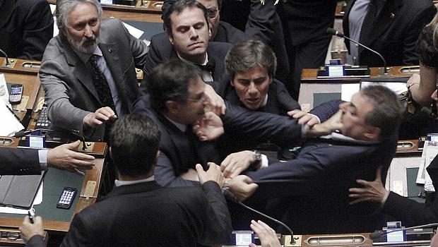 Deputados Claudio Barbato, membro do partido FLI, e Fabio Ranieri, da Liga Norte, agarram a garganta um do outro