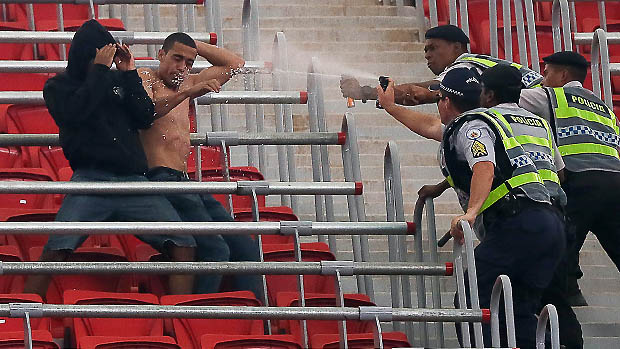 Leandro Silva de Oliveira (sem camisa) durante briga com policiais em Brasília