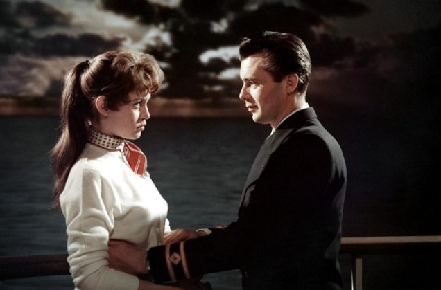 A comédia A Noiva do Comandante,  de Ralph Thimas, foi feita em 1955, um pouco antes do estouro mundial de Brigitte Bardot. Acima, encenando com Dirk Bogarde.