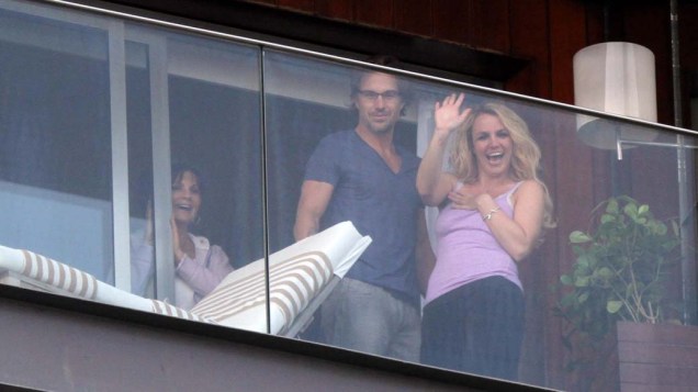Britney Spears na sacada do hotel Fasano, no Rio de Janeiro