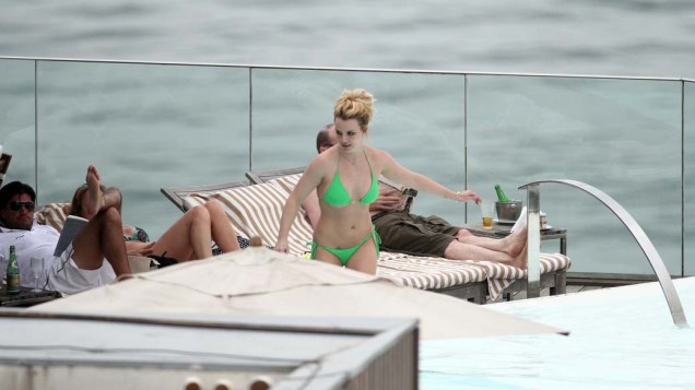 Britney Spears na piscina do hotel Fasano, no Rio de Janeiro