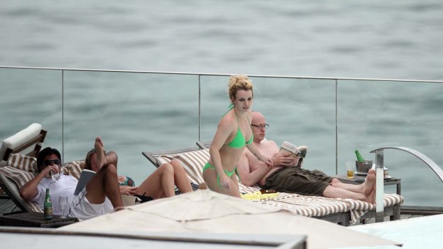 Britney Spears na piscina do hotel Fasano, no Rio de Janeiro