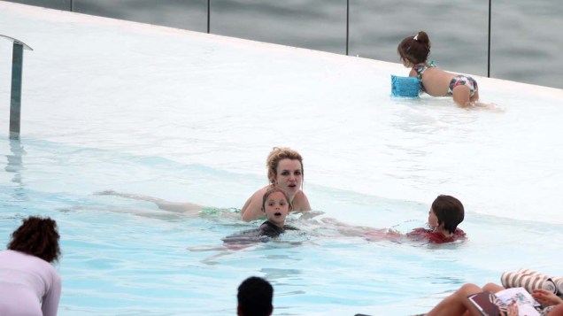Britney Spears com os filhos na piscina do hotel Fasano, no Rio de Janeiro