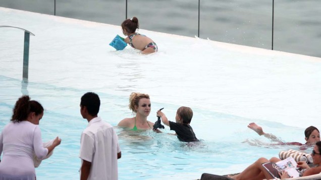Britney Spears com os filhos na piscina do hotel Fasano, no Rio de Janeiro