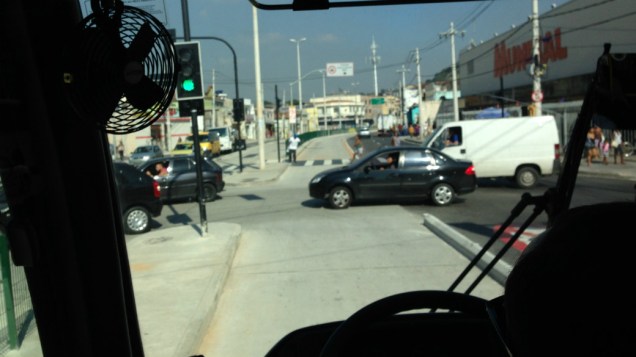 Carros na pista, com o sinal aberto para o BRT: problemas de convivência entre o corredor expresso e o trânsito