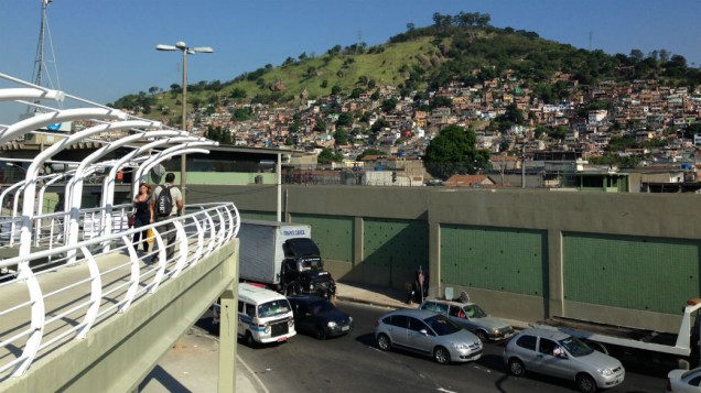 Favelas no caminho do BRT Transcarioca: o Morro do Juramento, em frente à estaçaõ de metrô Vicente de Carvalho, onde é feita a conexão