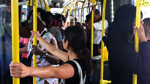 BRT Transoeste: ônibus já sai lotado do Terminal Alvorada, na Barra da Tijuca