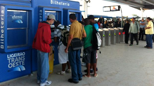 BRT Transoeste: usuários fazem o pagamento antes de entrar no ônibus