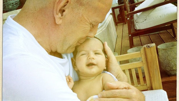 Bruce Willis posa para foto com a filha recém-nascida Mabel
