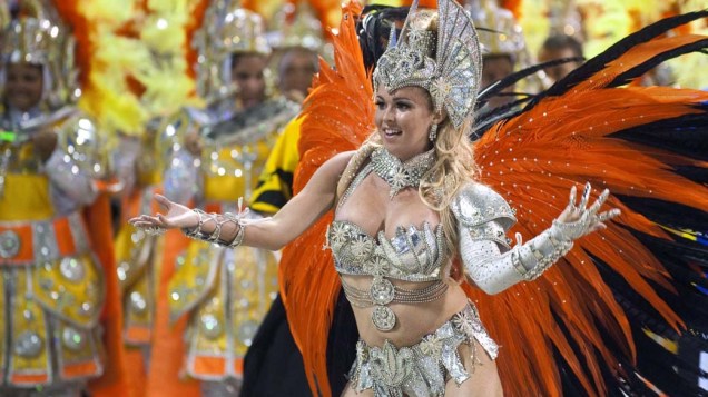 Bruna Almeida, rainha da bateria da escola de samba São Clemente, no Rio de Janeiro