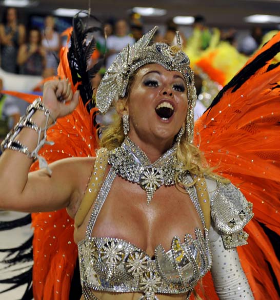 Bruna Almeida, rainha da bateria da escola de samba São Clemente, no Rio de Janeiro
