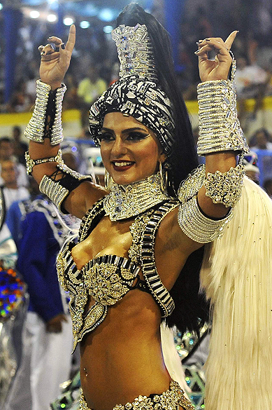 Rainha de bateria Bruna Bruno, durante o desfile da Escola de Samba União da Ilha pelo grupo especial do carnaval do Rio de Janeiro