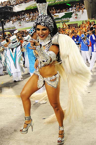 Rainha de bateria Bruna Bruno durante o desfile da Escola de Samba União da Ilha, pelo grupo especial do Carnaval do Rio de Janeiro