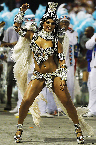 Rainha de bateria Bruna Bruno durante o desfile da Escola de Samba União da Ilha, pelo grupo especial do Carnaval do Rio de Janeiro